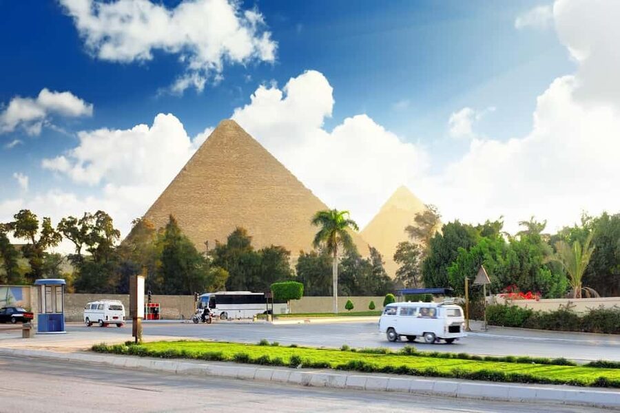 Hurghada to Cairo: Full-Day Tour one way Bus & Flight Return - Giza Plateau: Cheops, Chephren, and Mykerinos