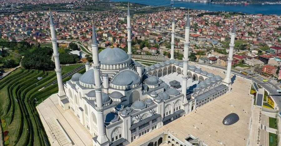 Istanbul: Europe and Asia Tour By Bus And Bosphorus Cruise - Balat’s streets and colorful houses