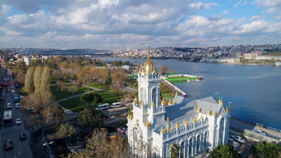 Istanbul: Old City And Bosphorus Bus Tour with Lunch - Balat and Fener, where the route changes character
