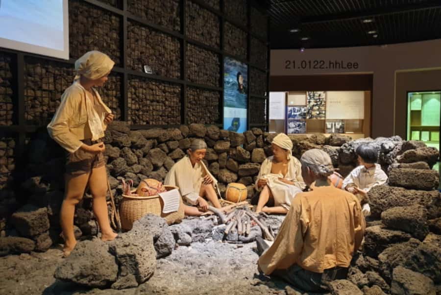Jeju EAST Course : UNESCO (Seongsan-ilchulbong) BUS TOUR - The Haenyeo Museum adds local meaning
