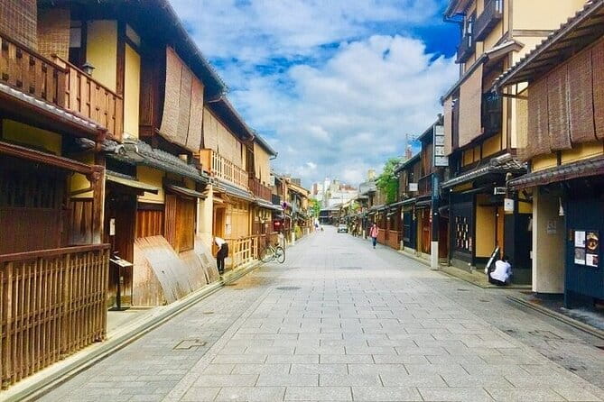 Kyoto: Nijo, Kinkaku-ji, Arashiyama, Kiyomizu & Fushimi Inari - The bilingual guide and group rhythm