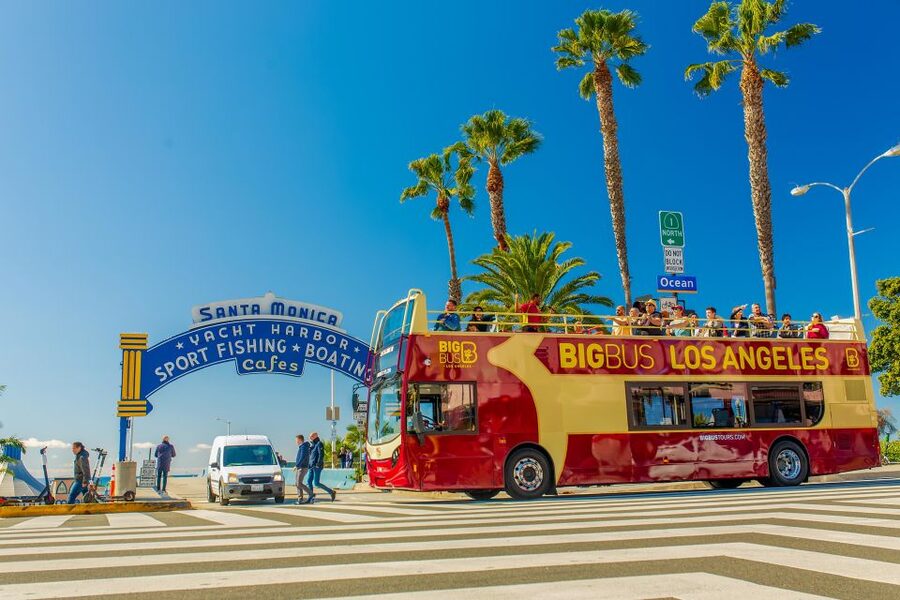 LA: Hop-on Hop-off Tour by Open-top Bus with 19 Stops - How the audio commentary works