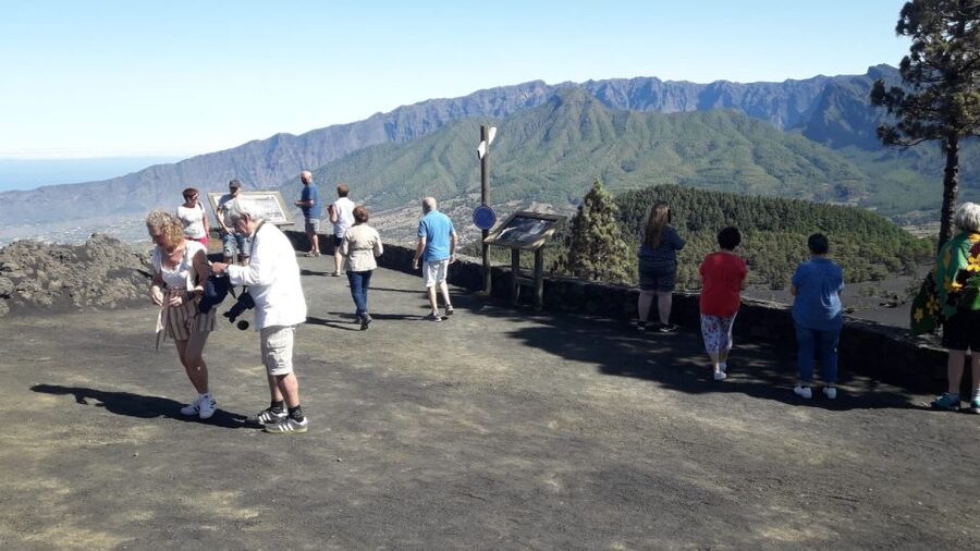 La Palma: San Antonio and Teneguia Volcanos Tour by 4x4 Bus - La Cumbrecita changes the final view