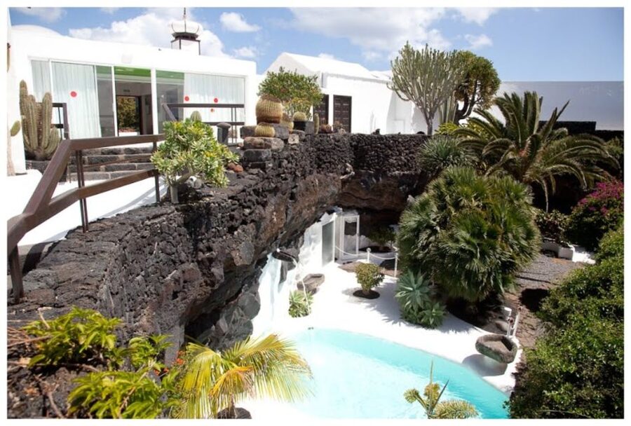 Lanzarote: Full Day Bus Tour with Scenic Views - The morning pickup can shape your day