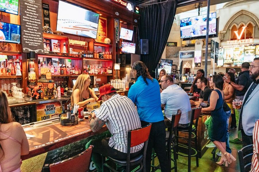 Las Vegas: Club Crawl and Party Bus with Free Drinks - The final club and the promise of big-name music