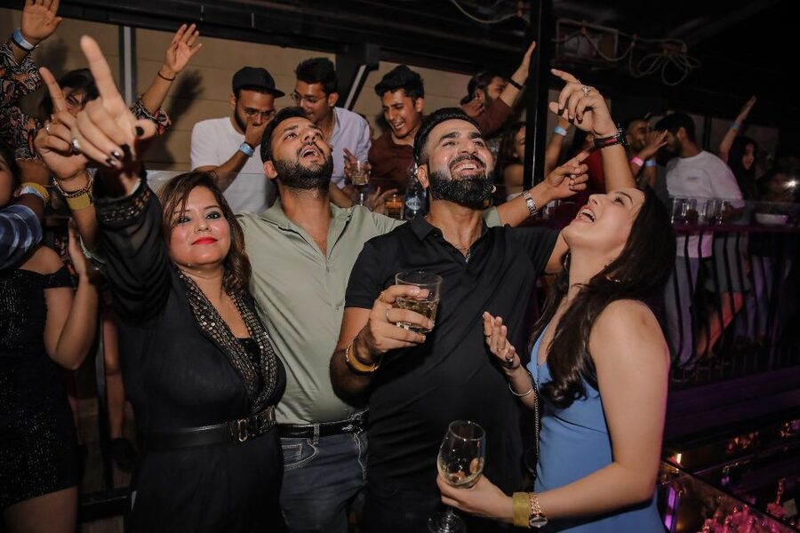 Las Vegas: Club Crawl by Party Bus w/ Free Drinks - Who will enjoy it most