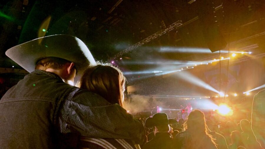 Las Vegas: Country Bar Crawl by Party Bus w/ Mixed Drinks - A realistic three-hour timeline
