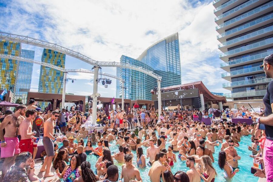 Las Vegas: Party Bus Day Club Tour with Drinks & Club Entry - Key points to know before booking