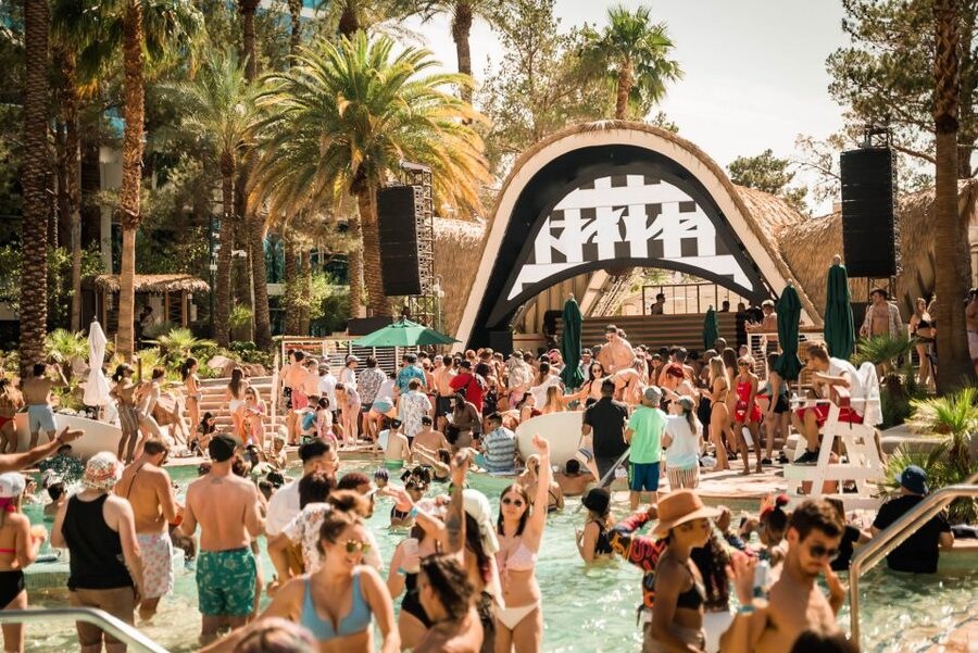 Las Vegas: Party Bus Day Club Tour with Drinks & Club Entry - How the four hours may feel
