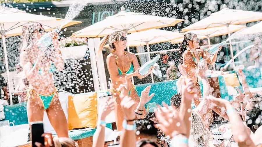 Las Vegas : Pool Crawl w/ Party Bus, Open Bar & VIP Entry - What this five-hour Las Vegas crawl actually offers