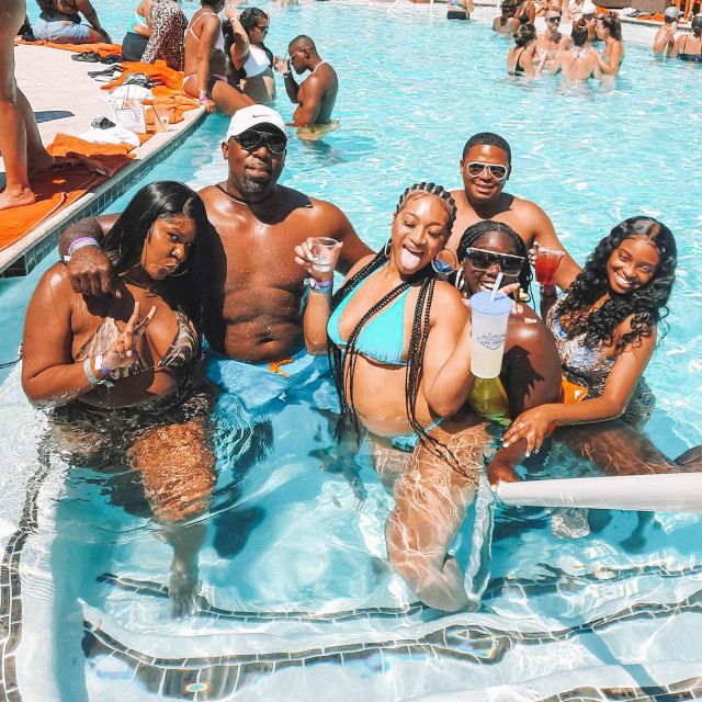 Las Vegas: Pool Crawl with Free Drinks on the Party Bus - The second venue and the value of express entry