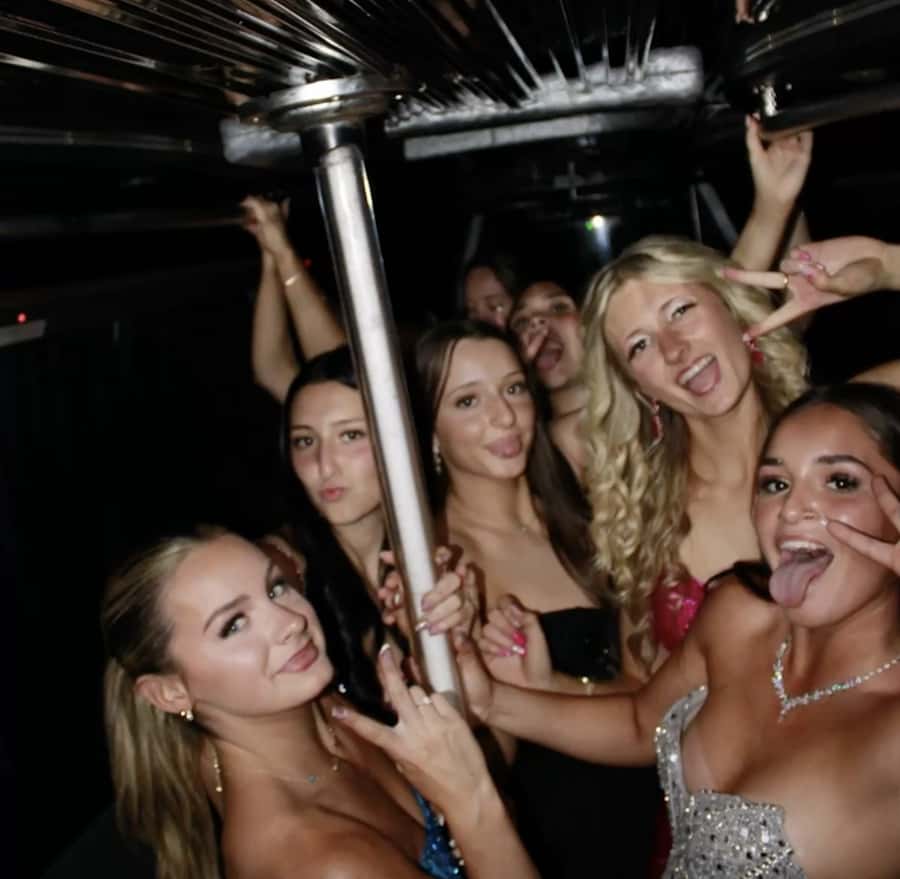 Las Vegas: VIP Club Crawl with Party Bus and Drinks - The hosts make the crawl easier to manage