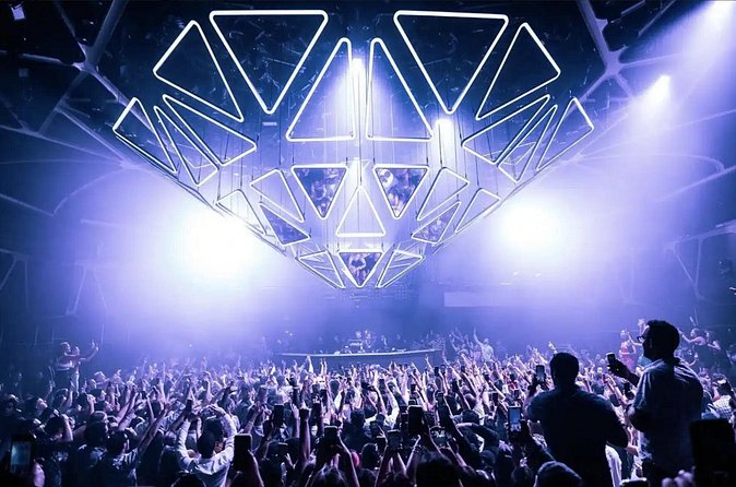 Las Vegas: VIP Club Crawl with Party Bus, Express Entry & Drinks - Three to four clubs in one night