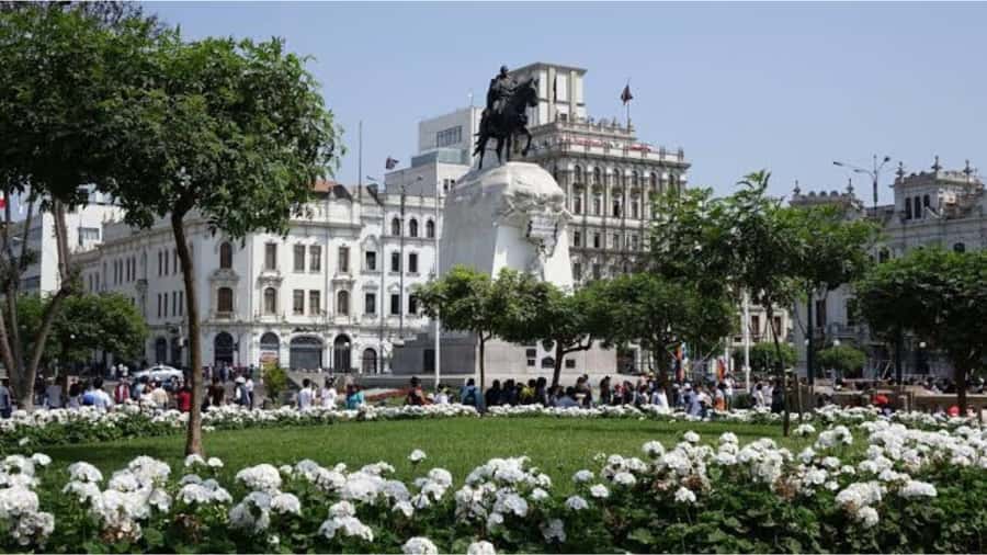 LIMA WALKING TOUR CATACOMBS FROM MIRAFLORES, HISTORICAL CENTER, WINES+BUS - Plaza Mayor, Cathedral, and government buildings