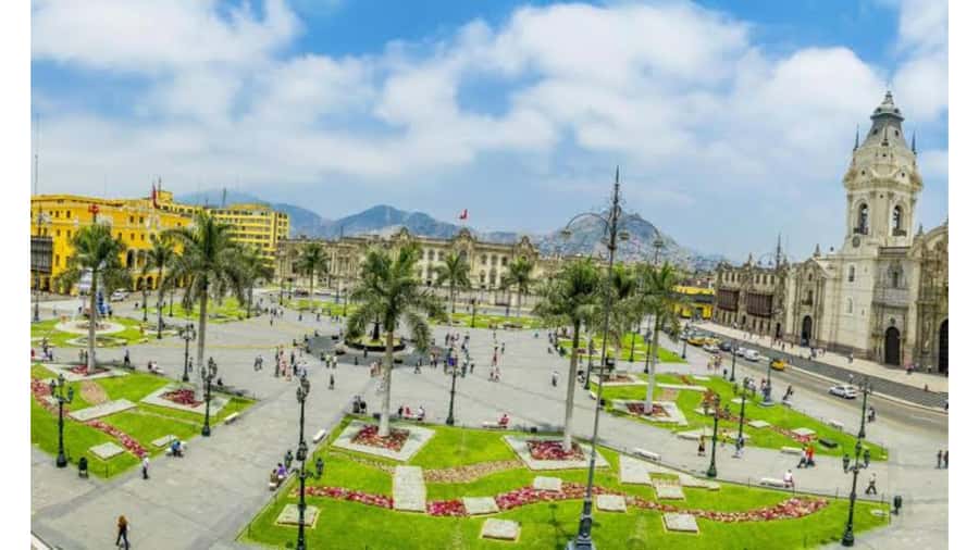 LIMA WALKING TOUR CATACOMBS FROM MIRAFLORES, HISTORICAL CENTER, WINES+BUS - A short break for churros