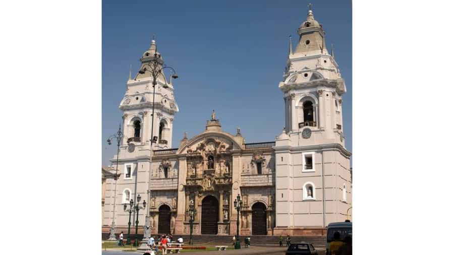 LIMA WALKING TOUR CATACOMBS FROM MIRAFLORES, HISTORICAL CENTER, WINES+BUS - Wine and pisco tasting