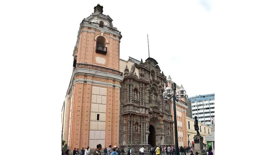 LIMA WALKING TOUR CATACOMBS FROM MIRAFLORES, HISTORICAL CENTER, WINES+BUS - Returning by bus to Miraflores