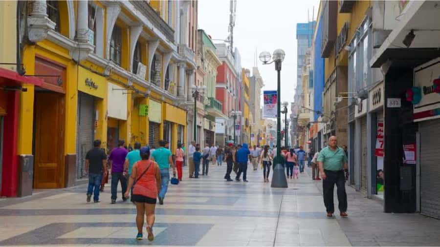 LIMA WALKING TOUR CATACOMBS FROM MIRAFLORES, HISTORICAL CENTER, WINES+BUS - The guide can make or break the morning