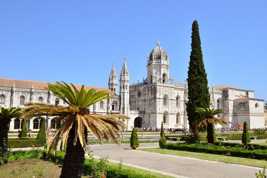 Lisbon: Boat Tour Ticket and Hop-on Hop-off 48-Hour Bus. - Who should buy the 48-hour combo?