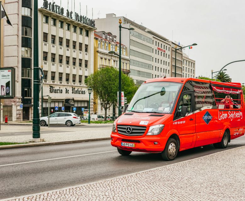 Lisbon: Hop-On Hop-Off Bus Tour - Castle Line: old Lisbon and narrow streets