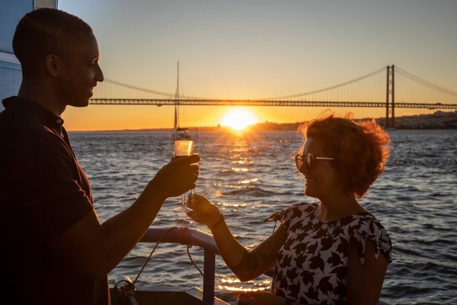 Lisbon: Sightseeing Boat Tour with Hop-On Hop-Off Option - Getting off in Belém for pastries and walking