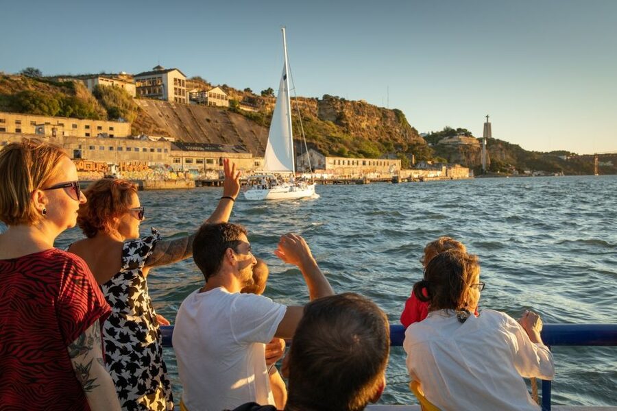 Lisbon: Sightseeing Boat Tour with Hop-On Hop-Off Option - Schedule, comfort, and access