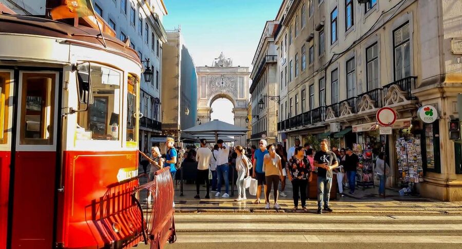 Lisbon: Tuk Tuk Hop-On Hop-Off Tour - Lisbon Cathedral and the old center