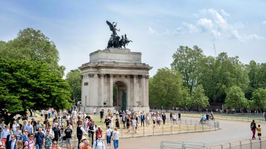 London: 24-Hour Hop-On Hop-Off Bus Pass - The Park and Palace Tour: Green spaces and royal addresses