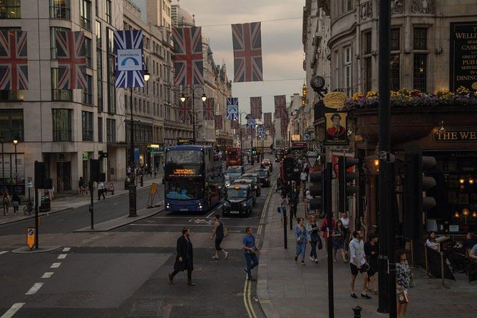 London by Night Sightseeing Open Top Bus Tour with Live Guide - What the guide adds to the ride