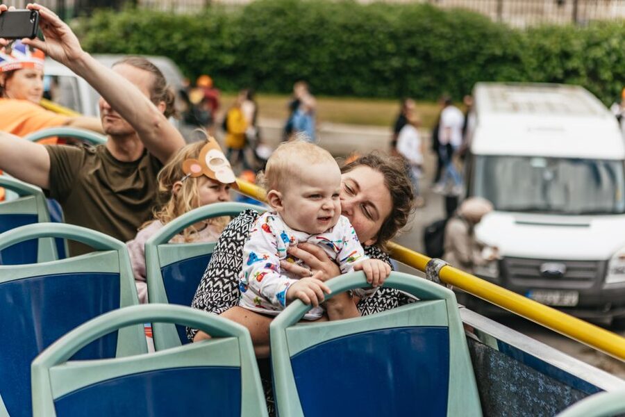 London: Children's Open Top Bus Tour - Green Park and Pall Mall: royal London from the bus