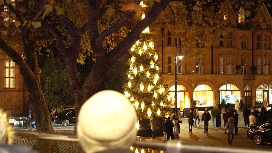 London: Christmas Lights Bus Tour With Live Guide - Trafalgar Square and Piccadilly Circus