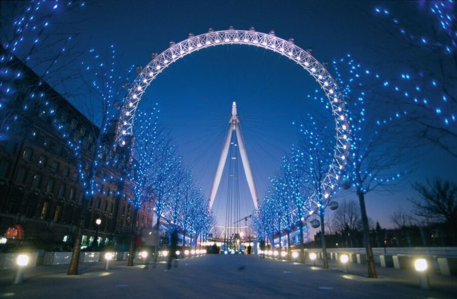 London: Christmas Lights Bus Tour With Live Guide - Timing, traffic, and the real value of 90 minutes