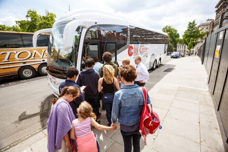 London: Guided Harry Potter Bus Tour of Locations - Watching the Knight Bus scene come to life