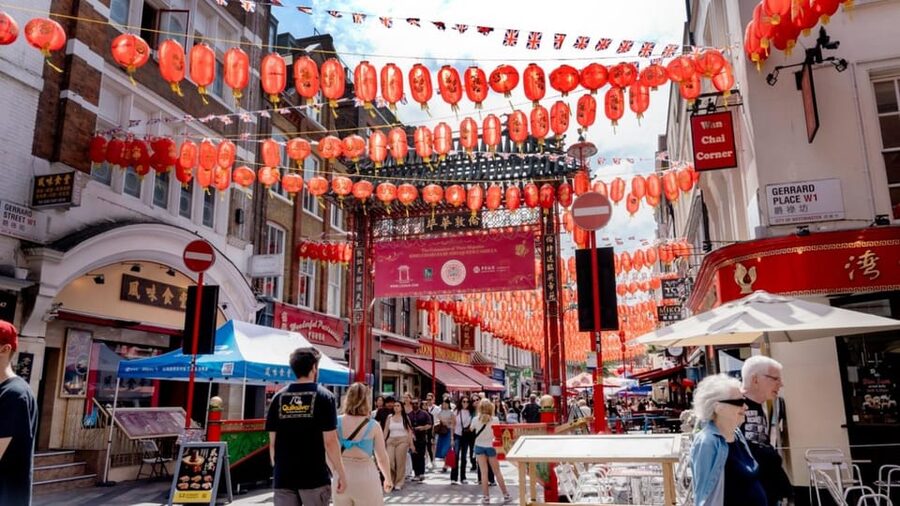 London: Hop-On Hop-Off Pass with Thames River Cruise 24 Hrs - Use the Park and Palace Route for a Different Side of London