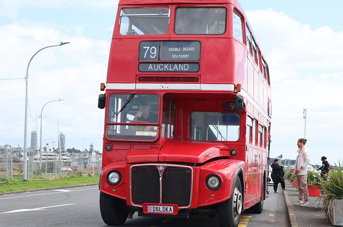 London Routemaster Double Decker Auckland Discovery - Live commentary makes the difference