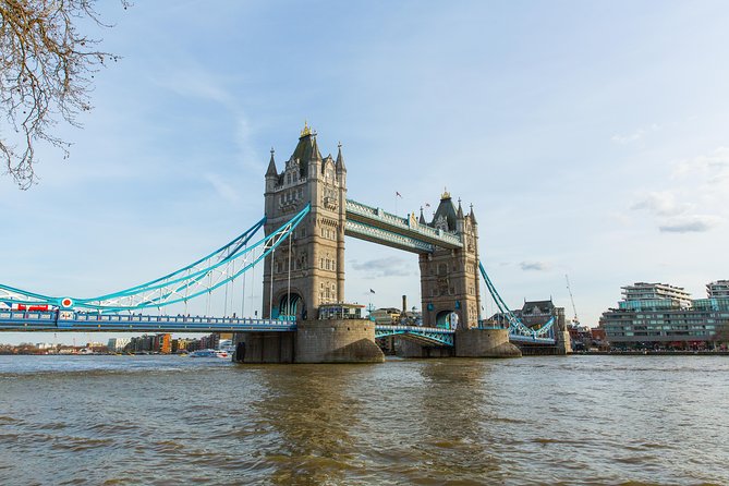 London Tootbus Hop on Hop off Bus Tour and Thames River Cruise - Buckingham Palace and the royal west side
