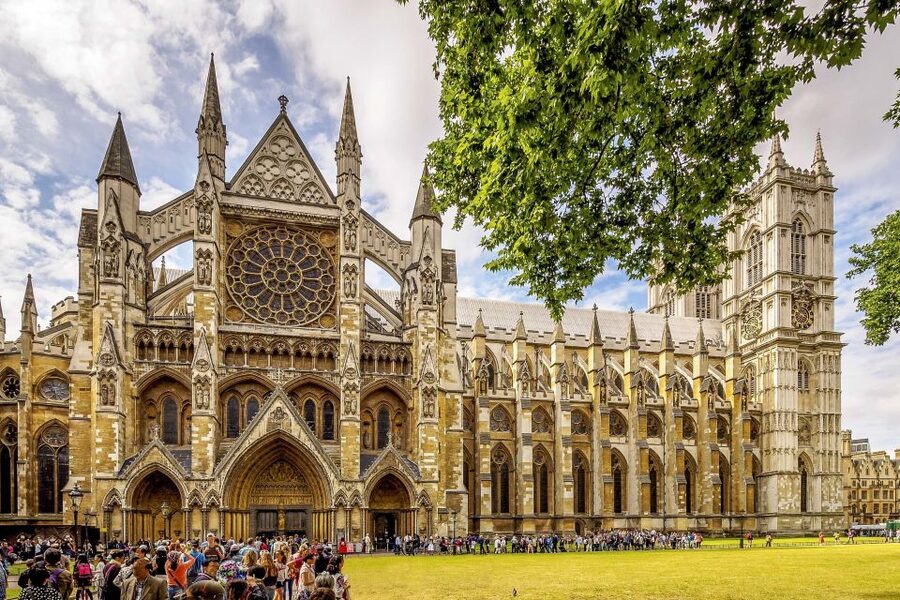 London: Vintage Bus Tour and London Eye Ticket - Westminster Abbey and Buckingham Palace bring the royal focus