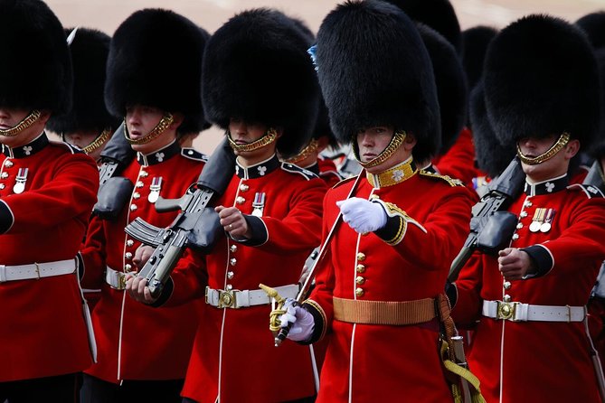 London Vintage Bus Tour Including River Thames Cruise with Optional Lunch - Buckingham Palace and the first photo stop