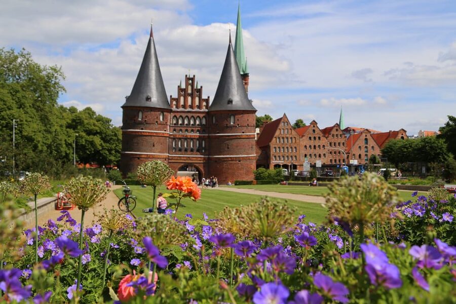 Lübeck: 1-Hour Splash Bus City Tour - The splash into the Trave