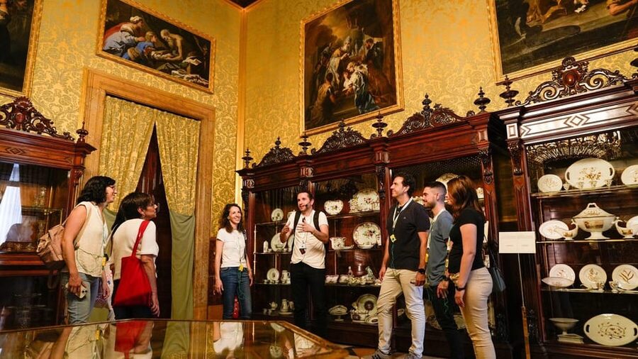 Madrid: 4-Hour Bus Tour with Royal Palace Admission - Las Ventas, Bernabéu, and the modern avenues