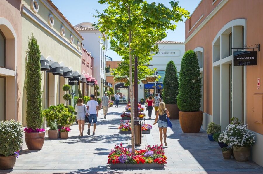 Mallorca: Fashion Outlet Shopping Excursion by Bus - Food, leisure, and breaks between shops
