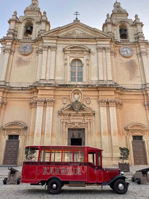 Malta: Private Chauffeur-Driven Vintage Bus - Valletta as a grand finish, or a poor finish