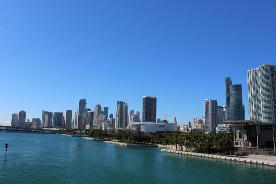 Miami : Bus, Boat & Walking Tour the Ultimate City Discovery - Star Island, Miami’s luxury waterfront address