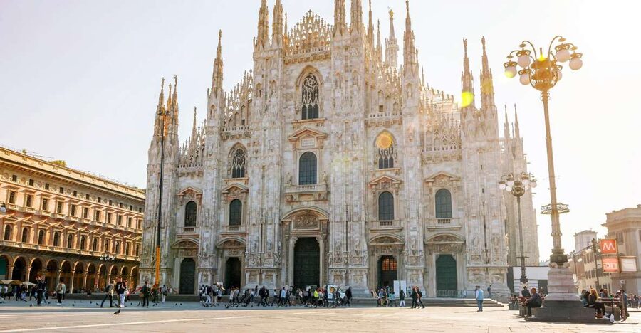 Milan: Skip-the-Line Duomo Guided Tour & Hop-on Hop-off Bus - The Madonnina and six centuries of construction