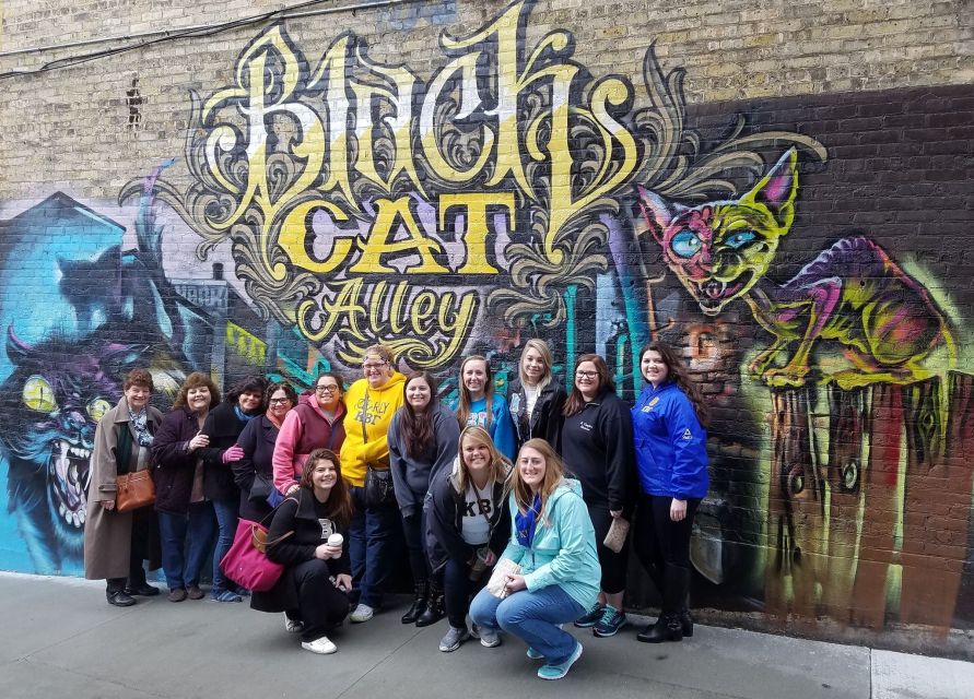 Milwaukee: Sightseeing Bus Tour - Black Cat Alley and a neighborhood with local energy