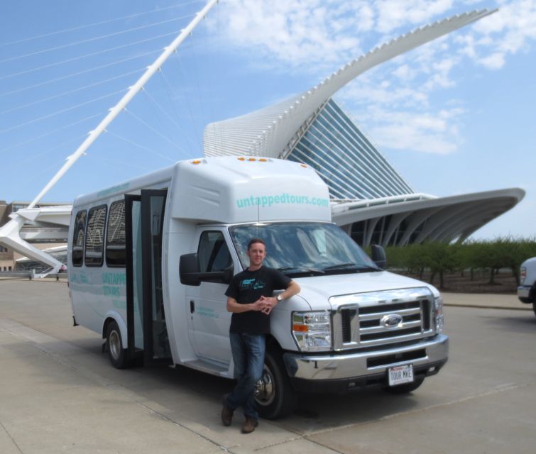 Milwaukee: Sightseeing Bus Tour - Starting beneath City Hall and walking toward the river