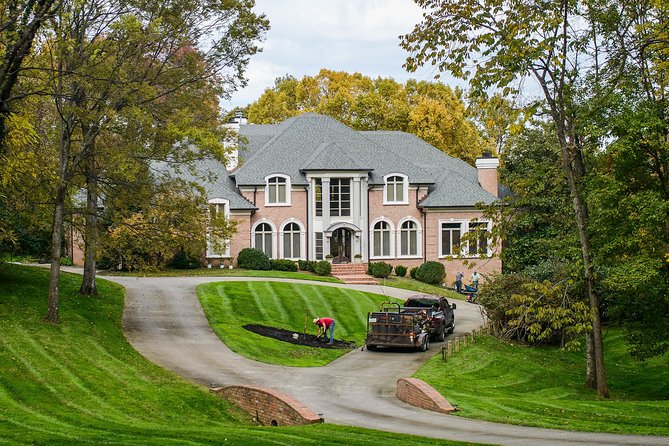 Nashville "Homes Of The Stars" Narrated Bus Tour with 30+ Celebrity Homes - Meeting the coach at 108 1st Avenue South