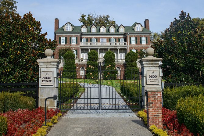 Nashville "Homes Of The Stars" Narrated Bus Tour with 30+ Celebrity Homes - Leaving Broadway for Nashville’s residential streets