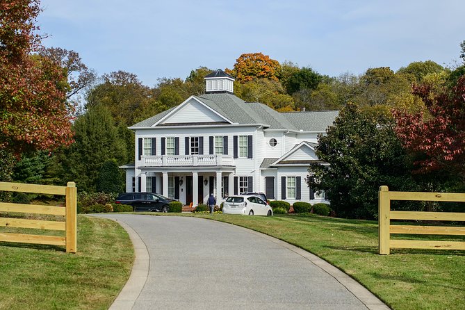 Nashville "Homes Of The Stars" Narrated Bus Tour with 30+ Celebrity Homes - The guide makes or breaks the ride