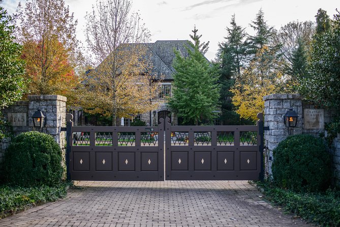 Nashville "Homes Of The Stars" Narrated Bus Tour with 30+ Celebrity Homes - Music, trivia, and a relaxed pace